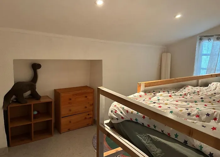 Comfortable 3 Bedroom 公寓 基扬